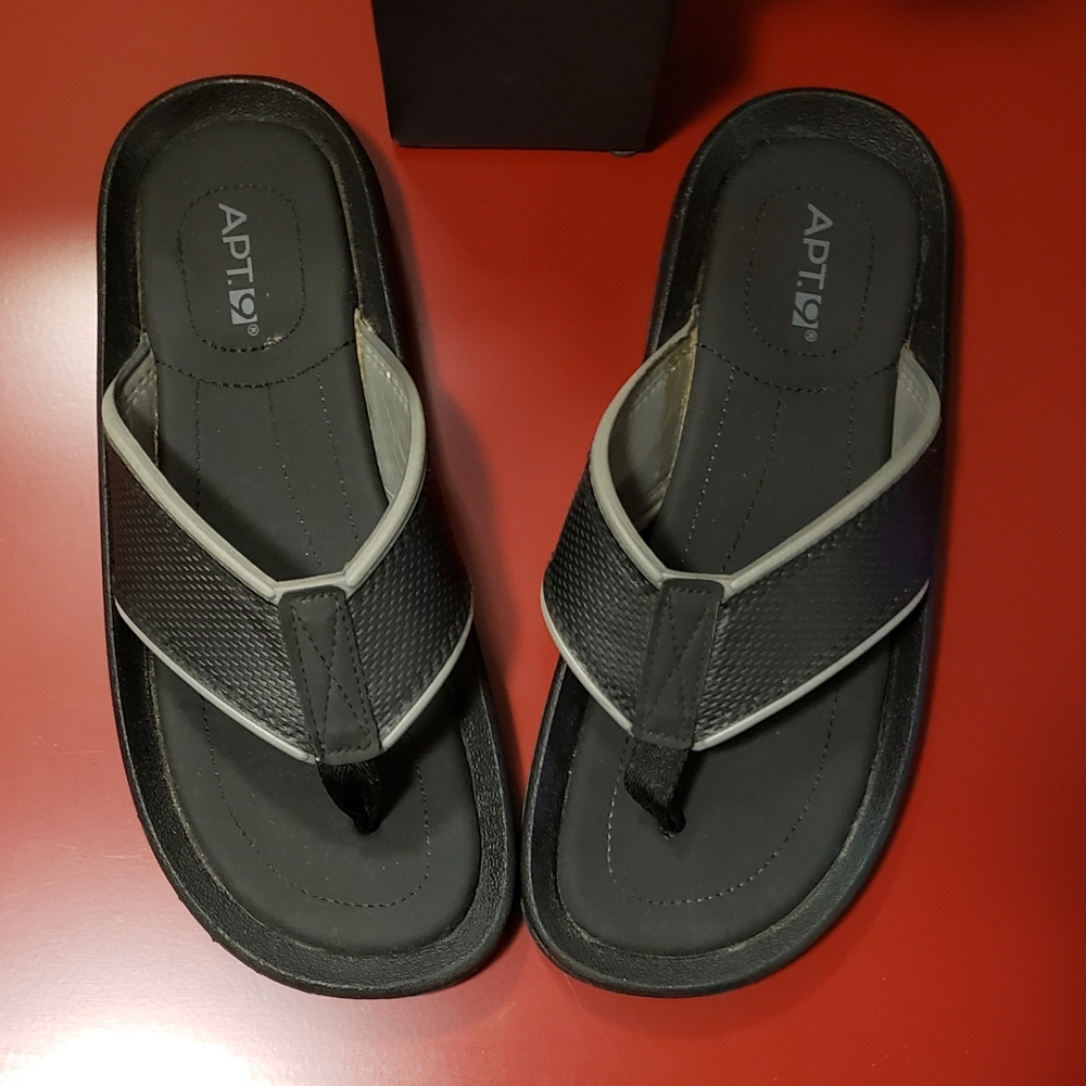 Mens Apt 9 flip flops - Picture 2 of 5